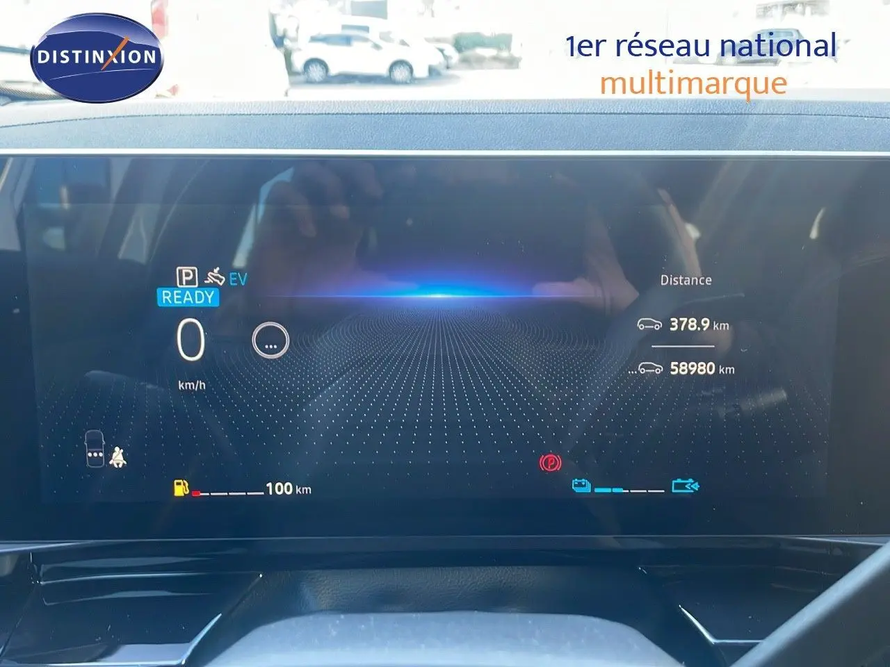 Affichage numérique du tableau de bord du Renault Austral hybride 2023 montrant vitesse à 0 km/h et autonomie restante.