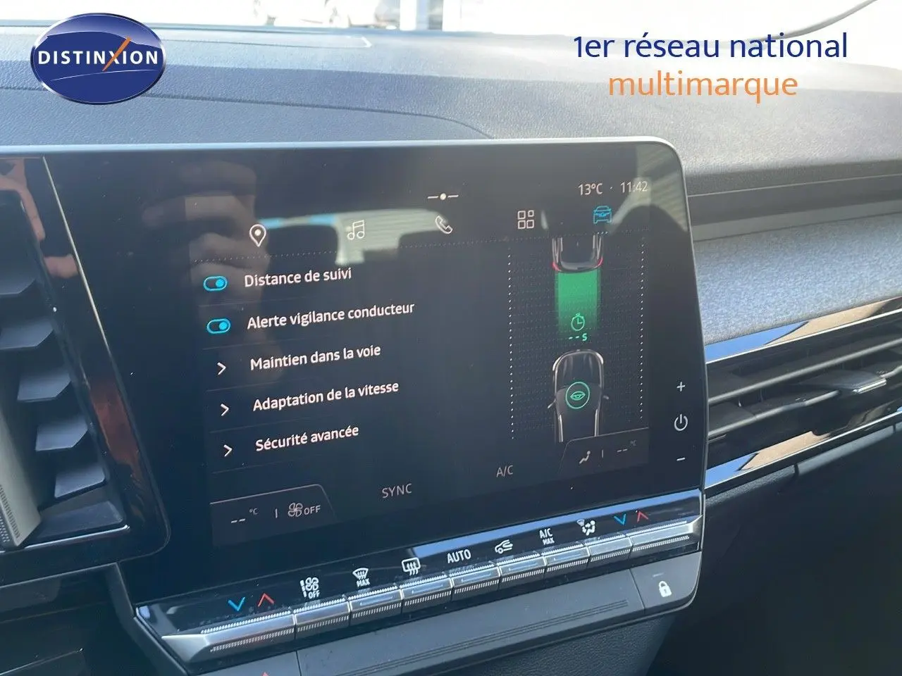 Écran tactile central du tableau de bord du Renault Austral blanc glacier 2023 affichant les aides à la conduite.