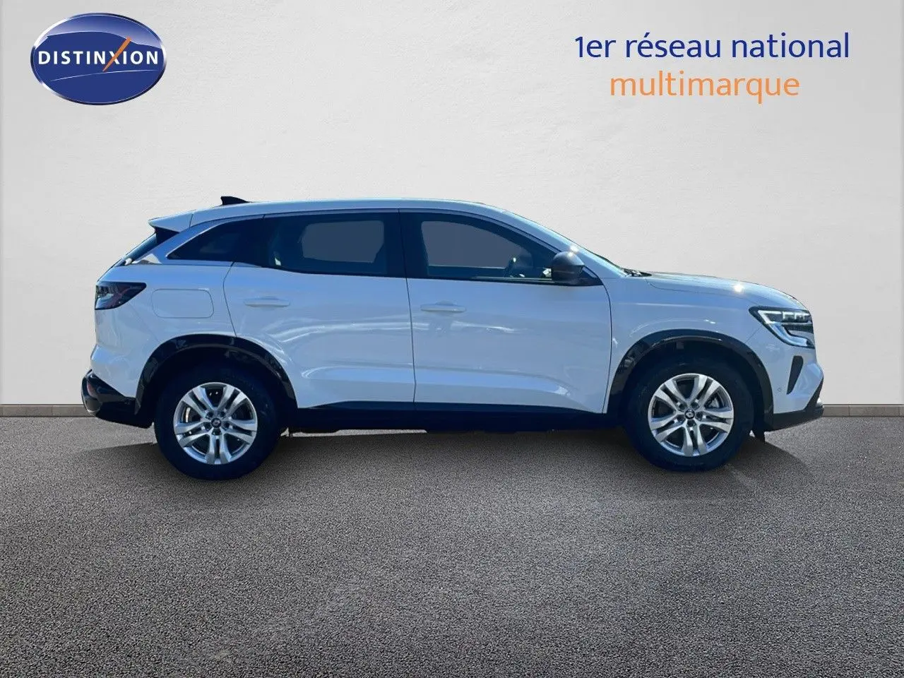Profil côté gauche du Renault Austral blanc glacier 2023, version hybride avec jantes alliage et lignes épurées.