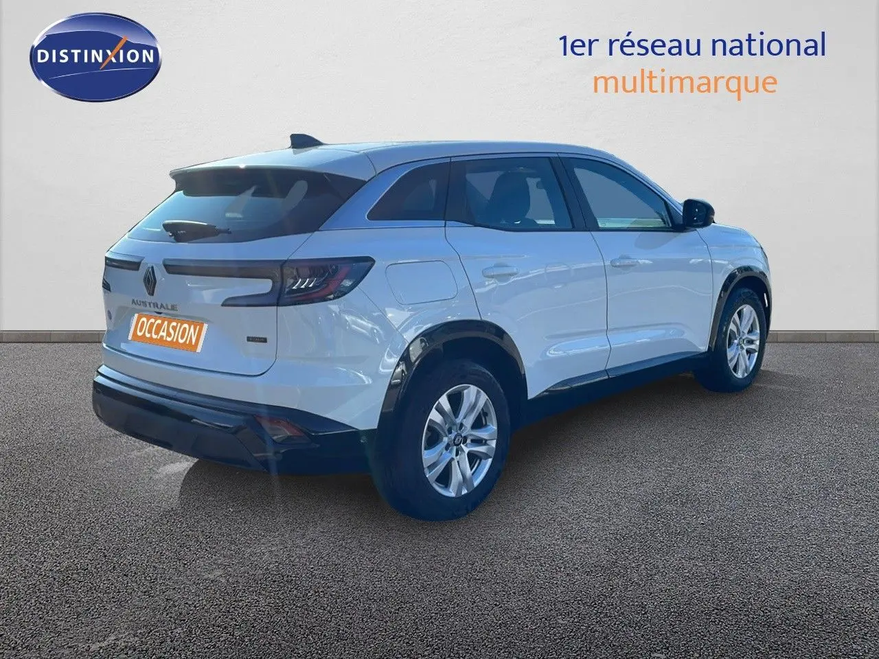 Vue 3/4 arrière droite d'un Renault Austral blanc glacier hybride essence 2023 avec jantes alliage et feux LED.