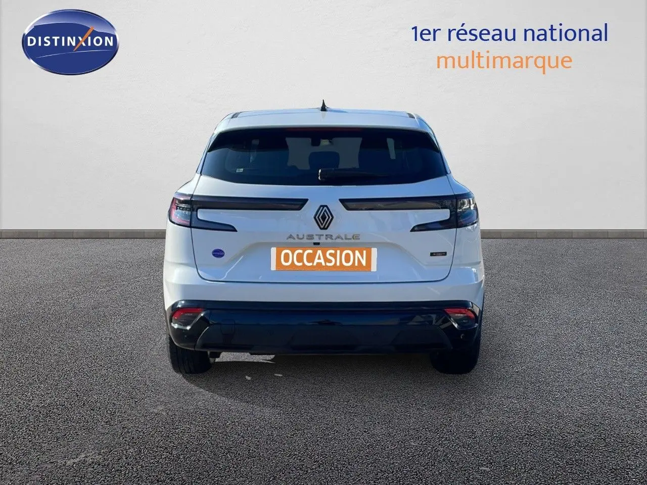 Vue arrière d'un Renault Austral blanc glacier 2023 avec feux LED et badge hybride visible sur un parking.