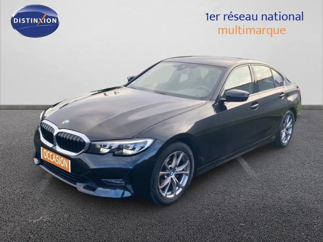BMW Série 3 G20 318d noire vue en 3/4 avant droit, avec jantes alliage et calandre chromée visible.
