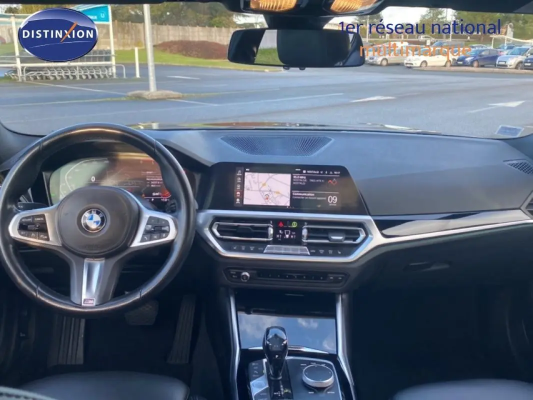 Vue intérieure frontale du tableau de bord et volant sport noir de la BMW Série 3 G20 318d Edition Sport 2019.