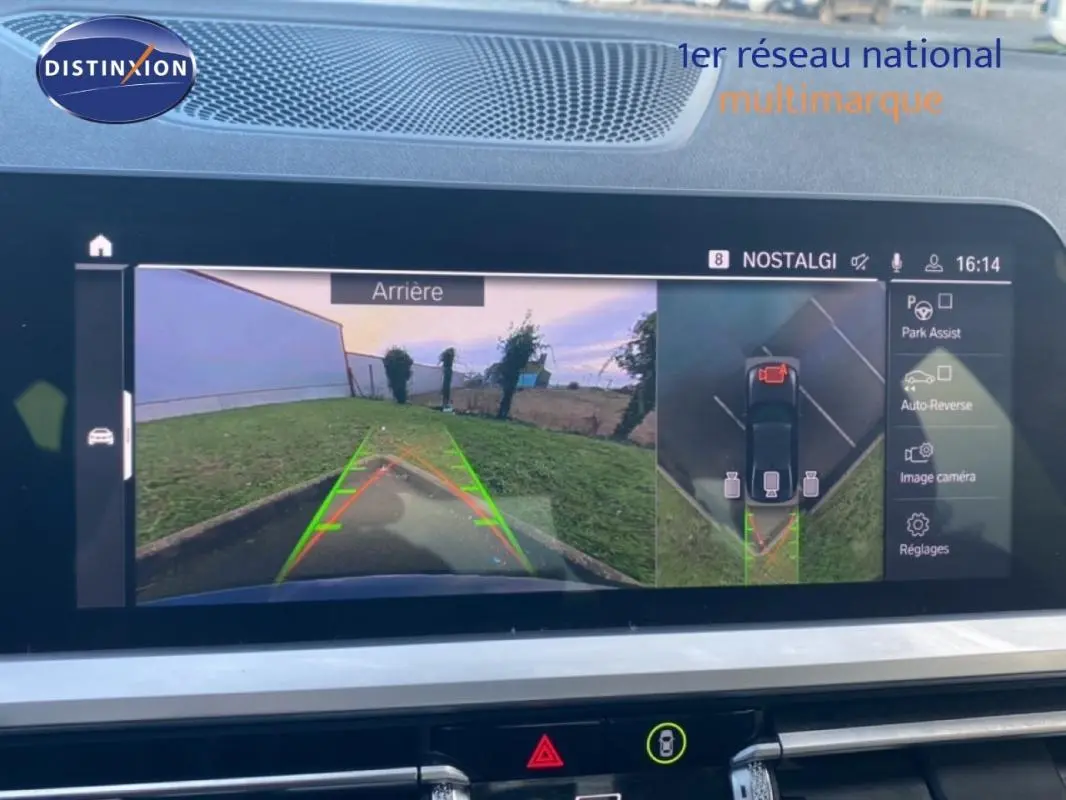 Écran de la BMW Série 3 G20 noir 2019 montrant la caméra de recul et l'aide au stationnement en vue arrière.