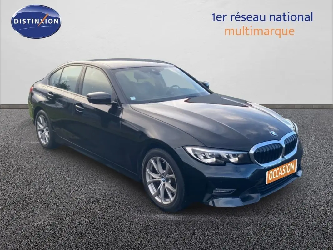 BMW Série 3 G20 318d noire vue 3/4 avant droit, avec jantes alliage 17 pouces et calandre chromée.