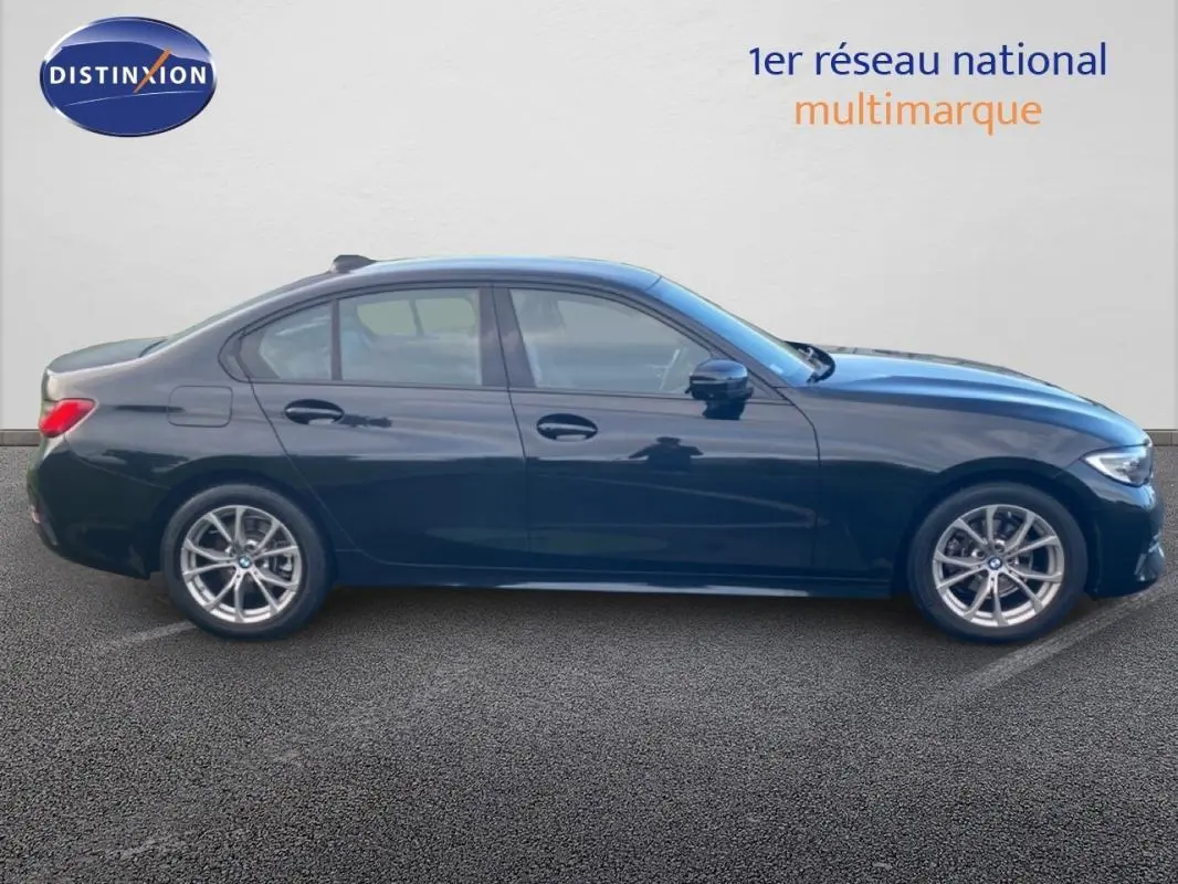 BMW Série 3 G20 318d noire vue de profil côté gauche sur fond neutre avec jantes alliage 17 pouces.