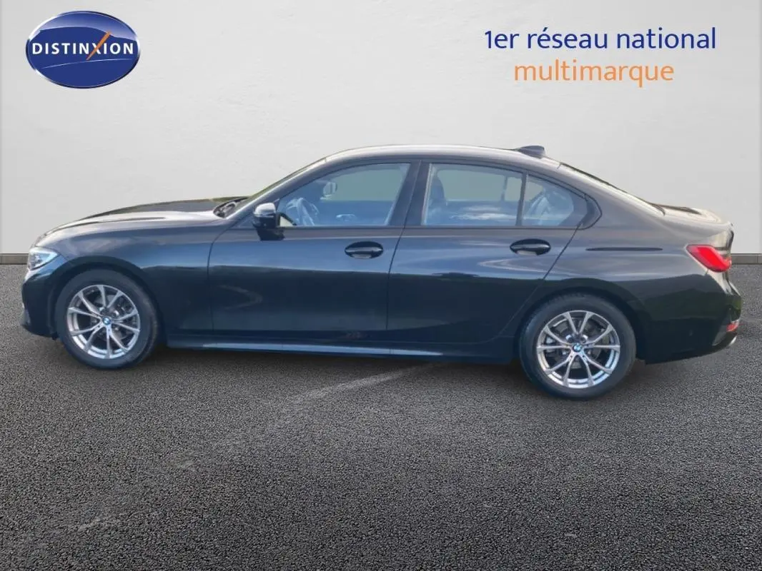 Profil côté gauche d'une BMW Série 3 G20 noire de 2019 avec jantes alliage 17 pouces sur fond neutre.