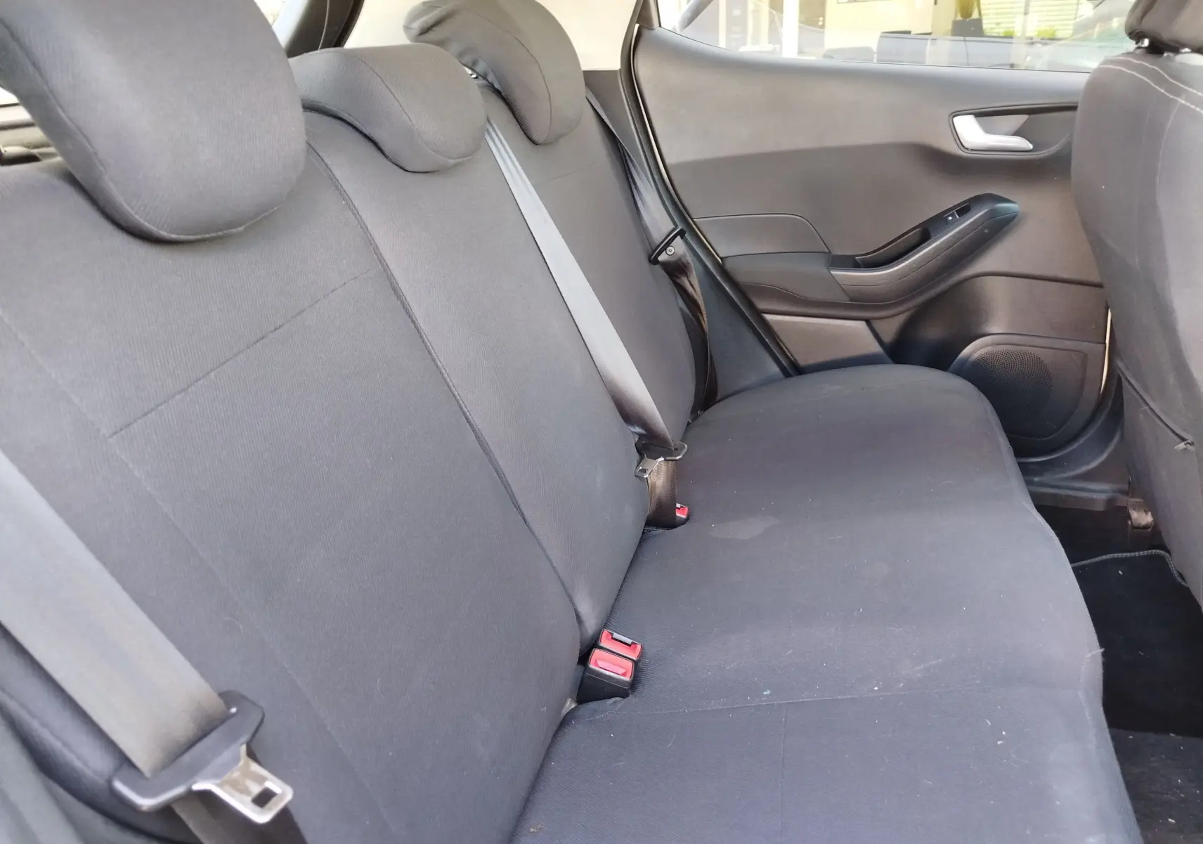 Vue intérieure côté droit des sièges arrière en tissu gris foncé de la Ford Fiesta 2019 version Titanium.