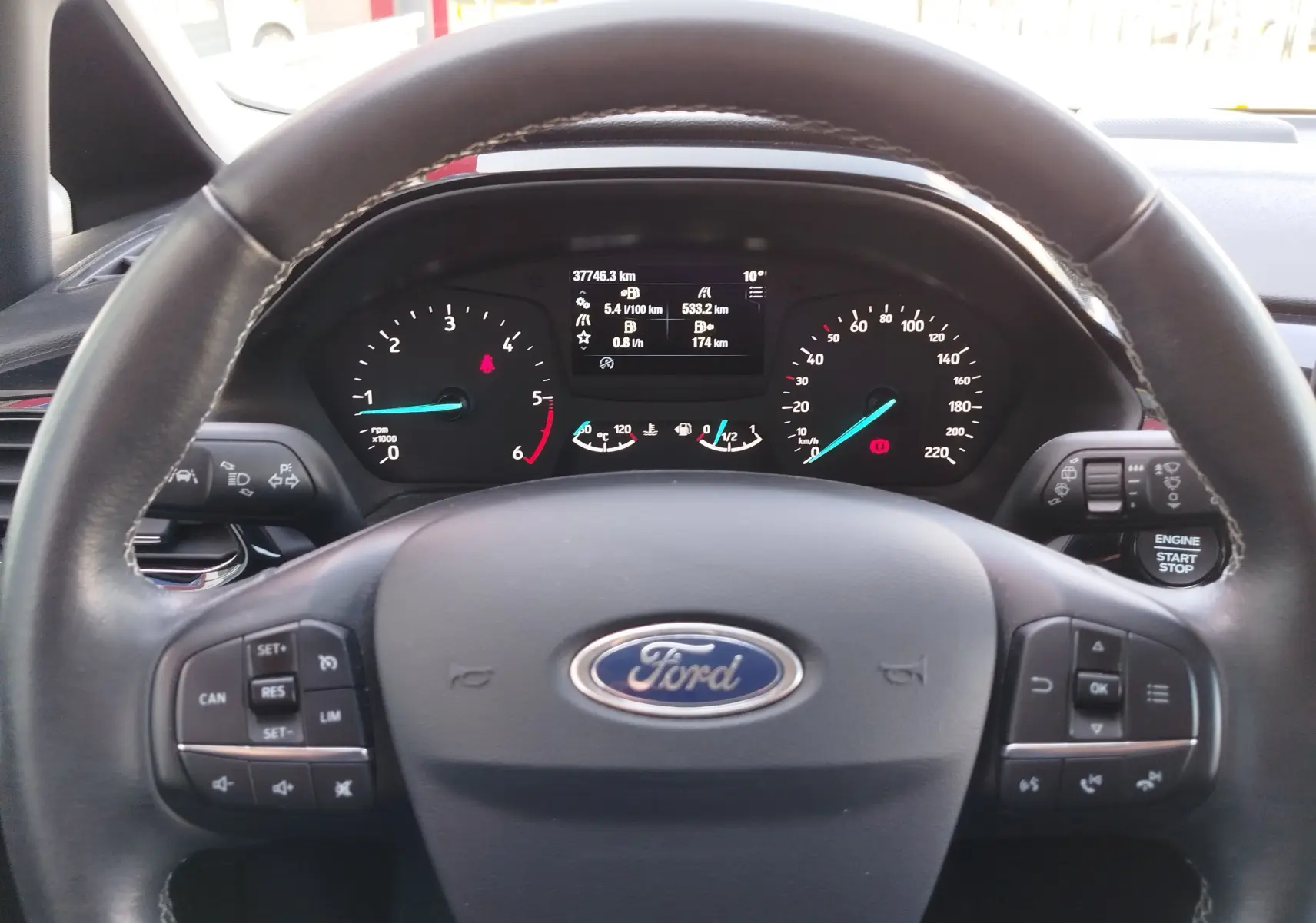 Vue rapprochée du tableau de bord et volant Ford Fiesta 2019, avec commandes multifonctions et écran digital.