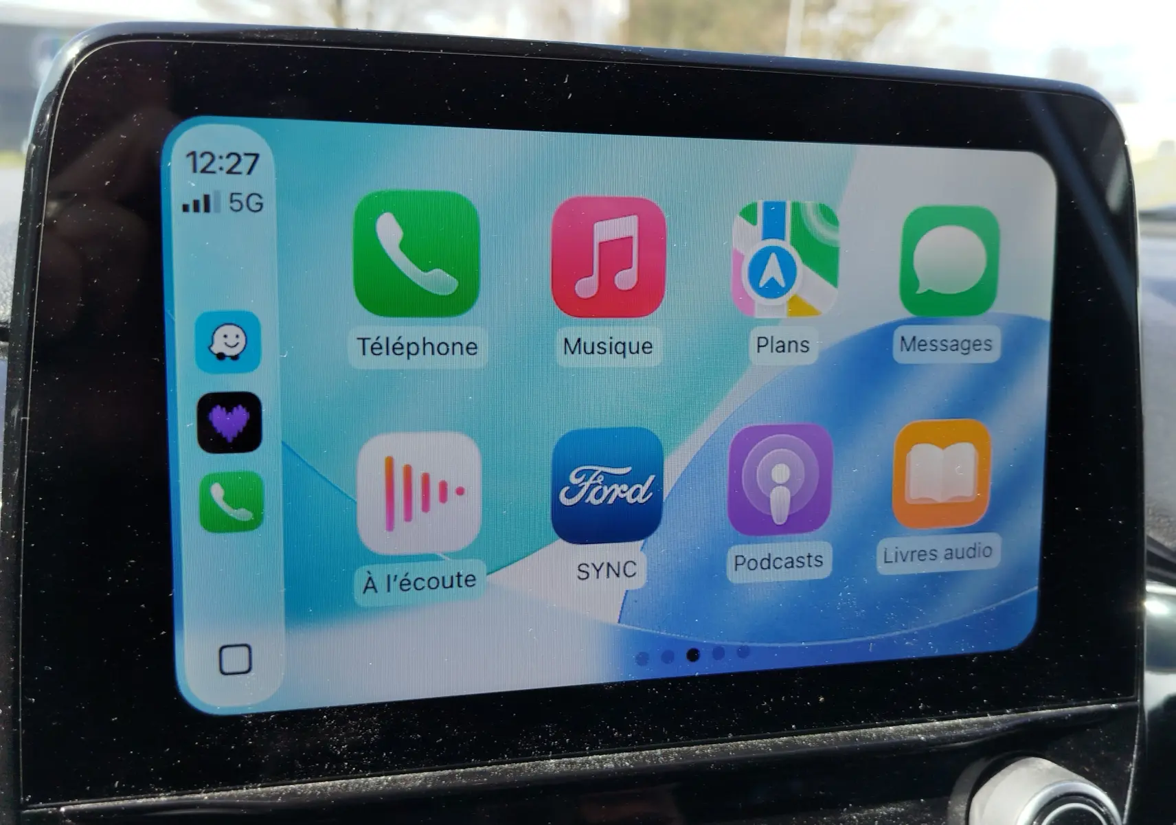 Écran tactile central de la Ford Fiesta 2019 affichant l'interface SYNC avec plusieurs applications colorées.