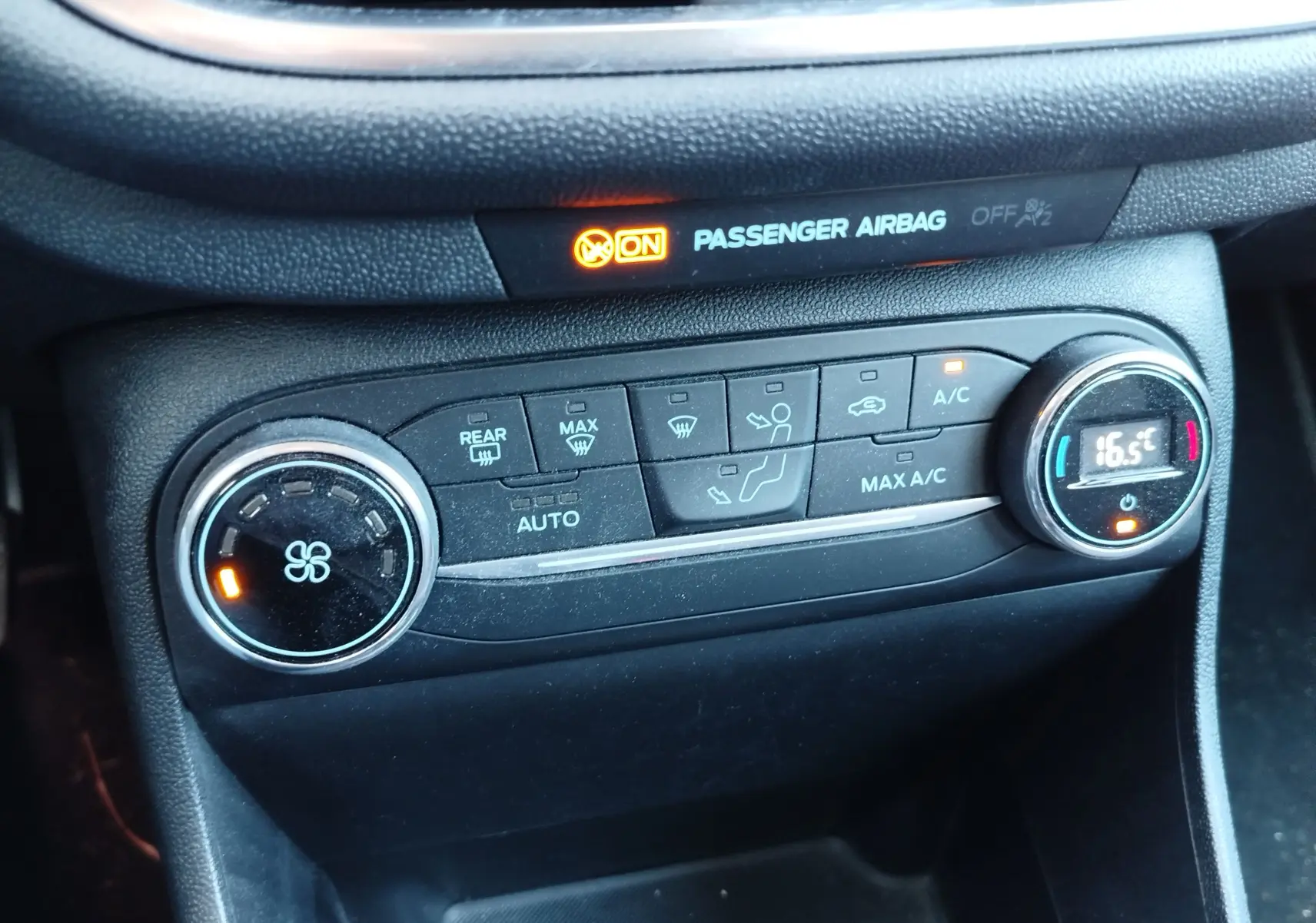 Détail du tableau de bord de la Ford Fiesta 2019, montrant les commandes de climatisation automatique avec affichage digital à 16,5°C.