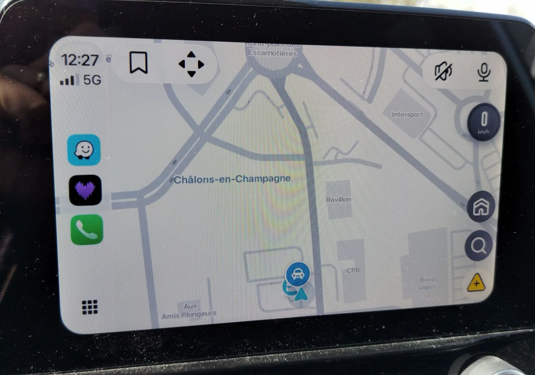 Écran tactile du système de navigation Ford Fiesta 2019 affichant une carte de Châlons-en-Champagne.