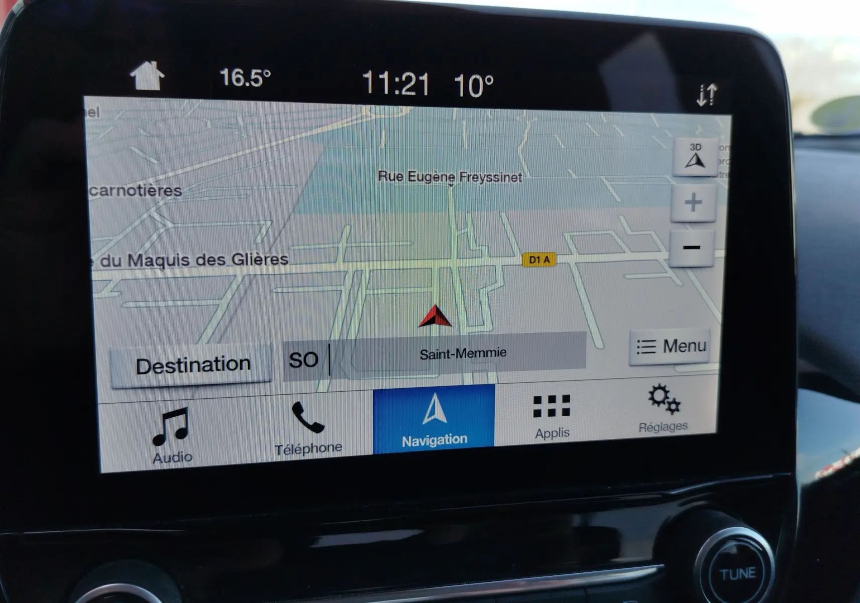 Écran de navigation du tableau de bord d'une Ford Fiesta 2019, affichant une carte et les options multimédia.