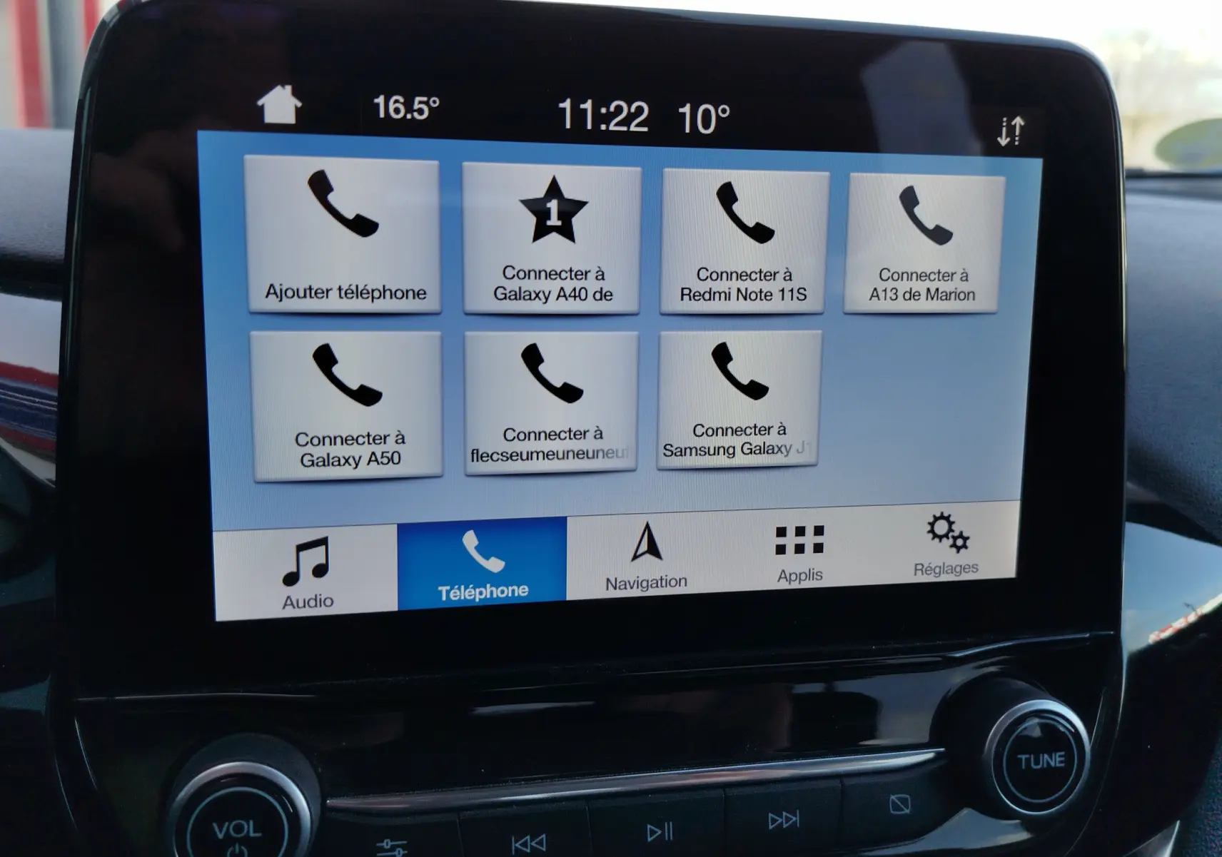 Écran tactile central de la Ford Fiesta gris lunaire 2019 affichant le menu téléphone avec plusieurs options de connexion.