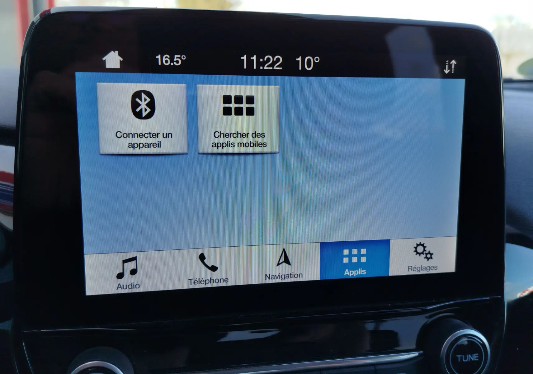 Écran tactile central de la Ford Fiesta 2019 affichant les options Bluetooth et applications, avec commandes en dessous.