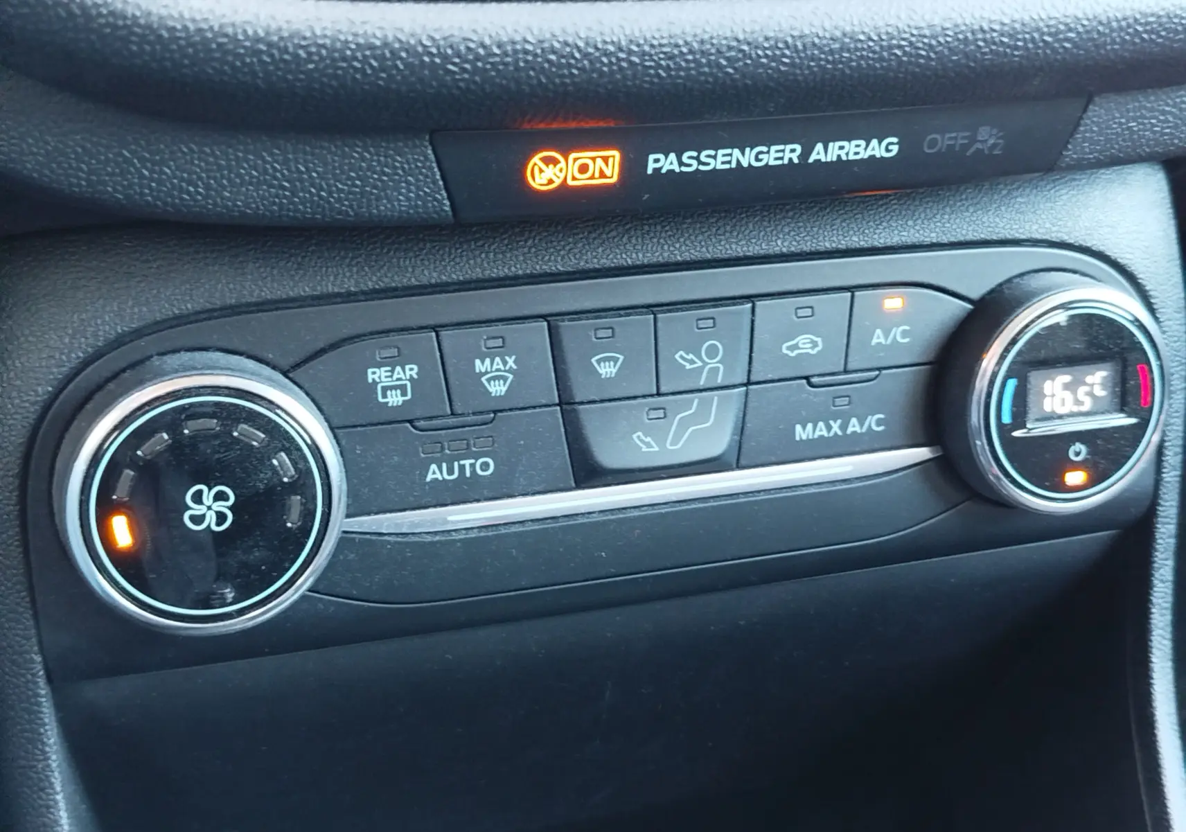 Détail du tableau de bord de la Ford Fiesta 2019 montrant la commande de climatisation automatique avec affichage digital à 16,5°C.