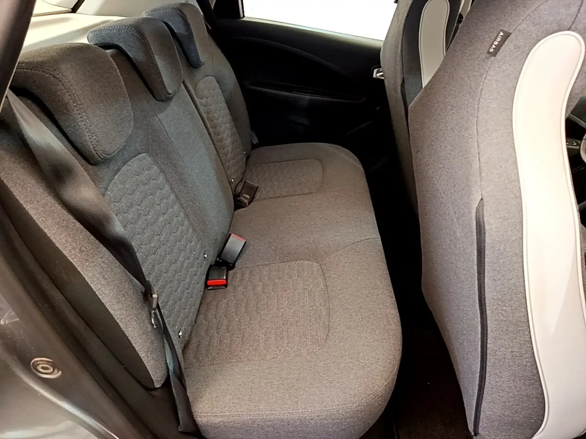Vue intérieure côté arrière droit montrant la banquette arrière grise en tissu de la Renault ZOE evolution R110 2022.
