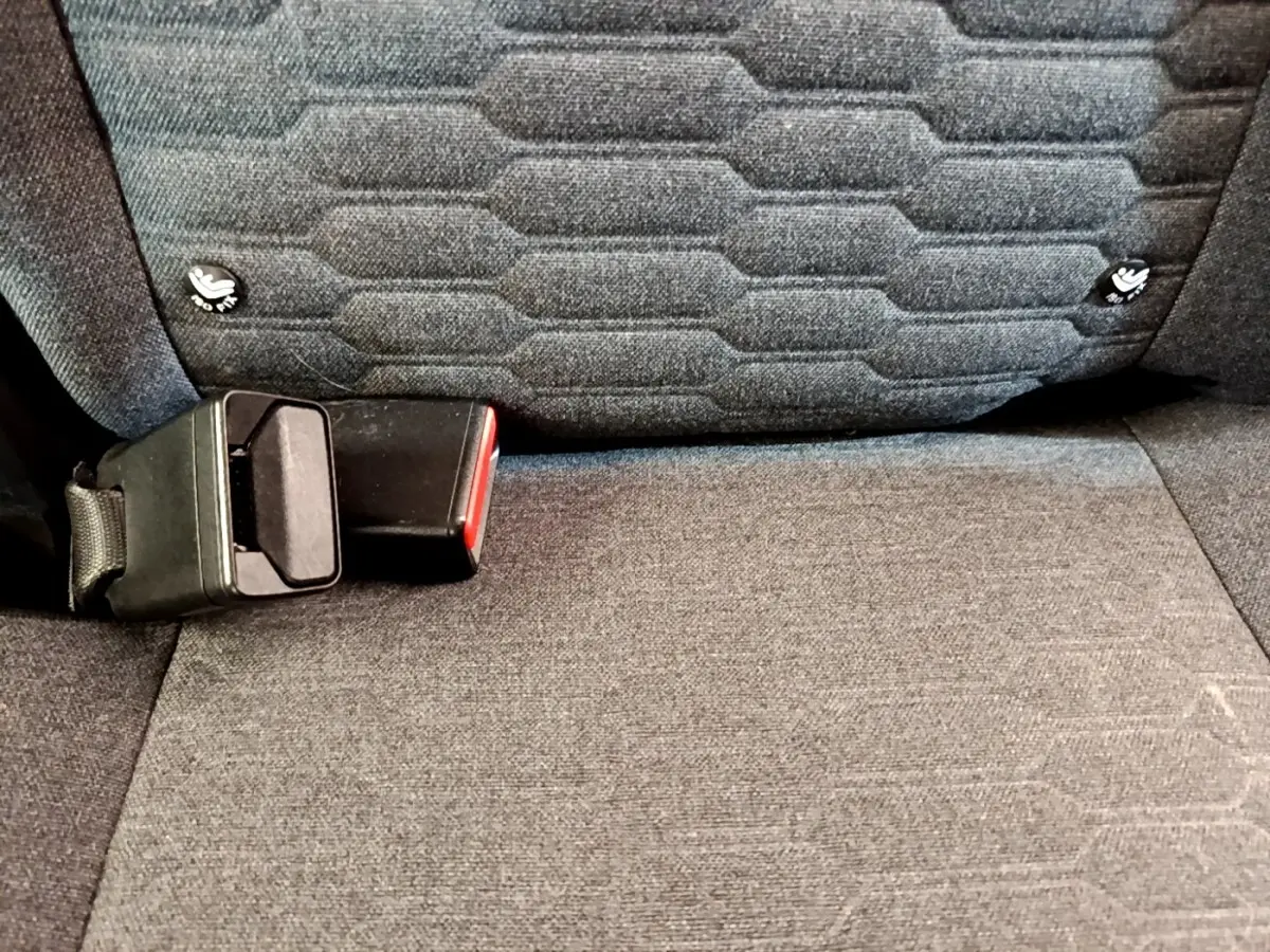 Gros plan sur la banquette arrière grise de la Renault ZOE avec boucle de ceinture de sécurité visible.