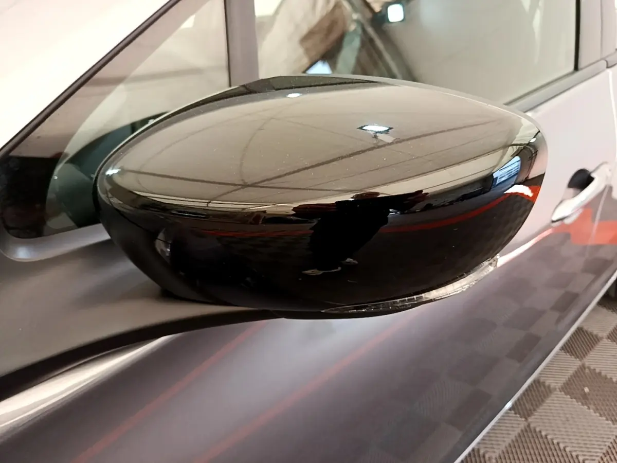 Rétroviseur noir en gros plan côté gauche sur Renault ZOE gris clair électrique, finition evolution R110 MY22.