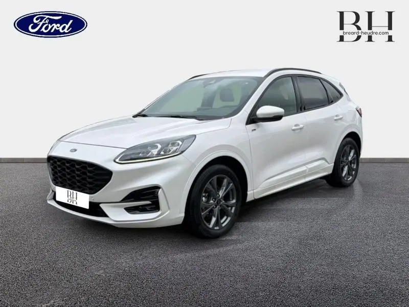 Ford Kuga 2023 blanc Premium Platinum en vue 3/4 avant droit, avec calandre noire et jantes alliage foncé.