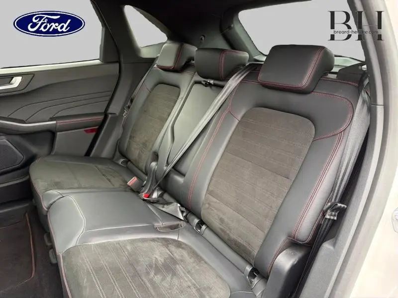 Vue intérieure côté droit des sièges arrière noirs en tissu et simili cuir avec surpiqûres rouges du Ford Kuga 2023.