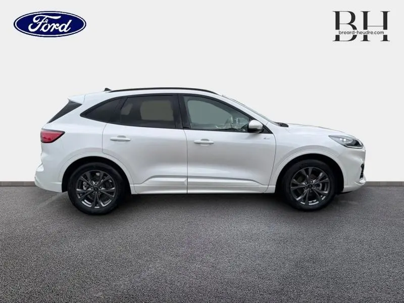 Vue de profil côté gauche d'un Ford Kuga 2023 blanc Premium Platinum avec jantes alliage foncé et vitres surteintées.