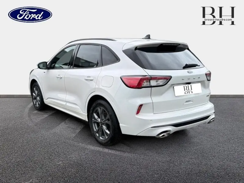 Vue 3/4 arrière droite du Ford Kuga blanc Premium Platinum avec jantes alu et feux arrière LED distinctifs.