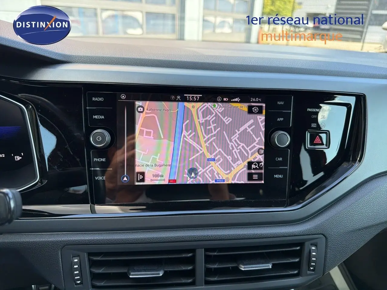 Tableau de bord de Volkswagen Polo 1.0 TSI 95 R-Line 2023 avec écran tactile de navigation allumé, vue frontale intérieure.