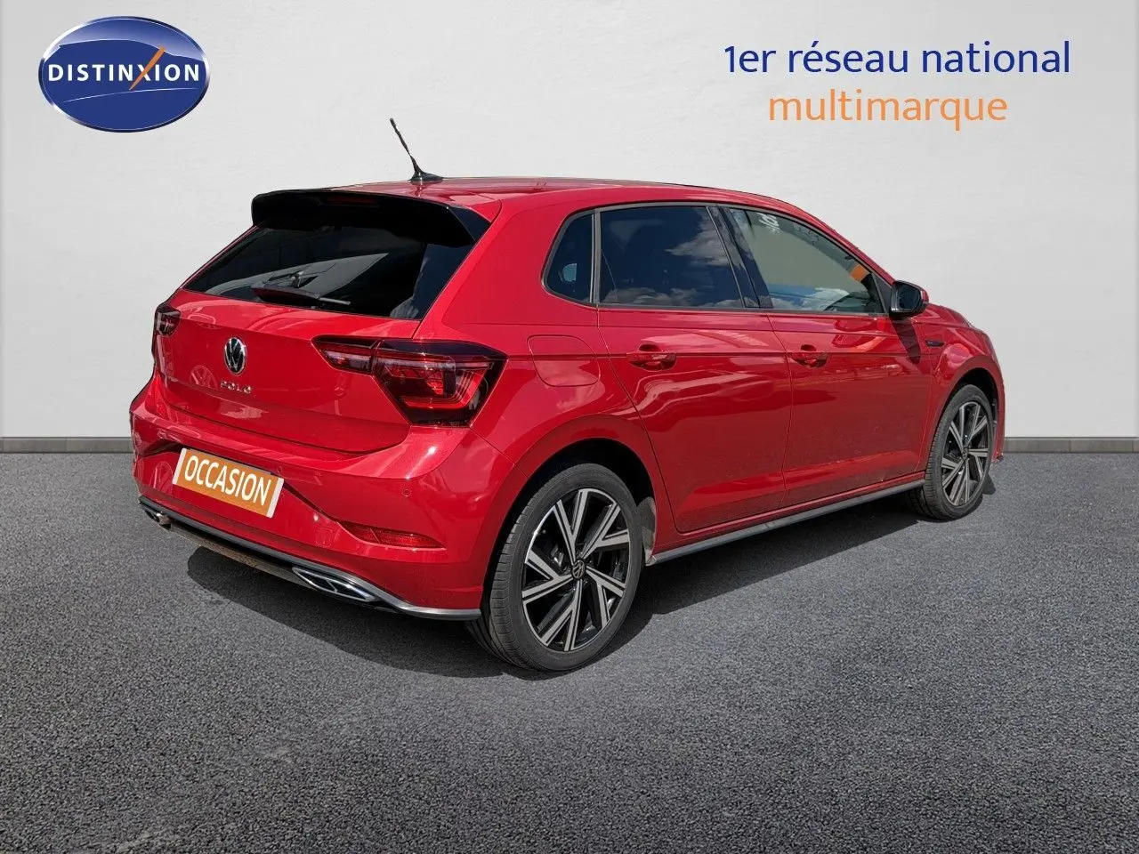 Vue 3/4 arrière droite d'une Volkswagen Polo rouge Roi 2023 finition R-Line avec jantes alliage bicolores.