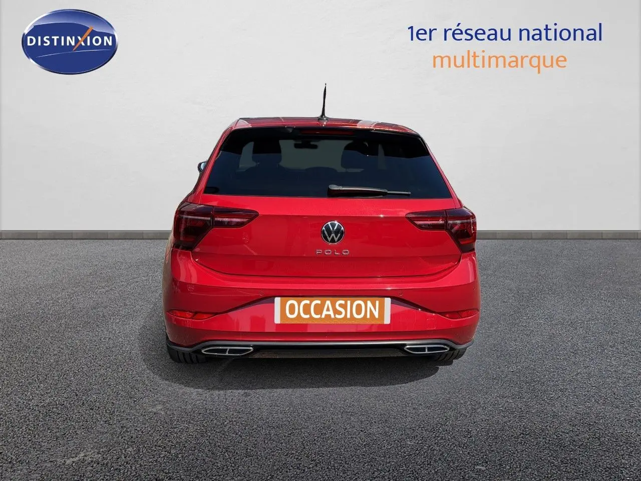 Vue arrière d'une Volkswagen Polo 1.0 TSI 95 R-Line rouge Roi, avec feux arrière LED et double sortie d'échappement.