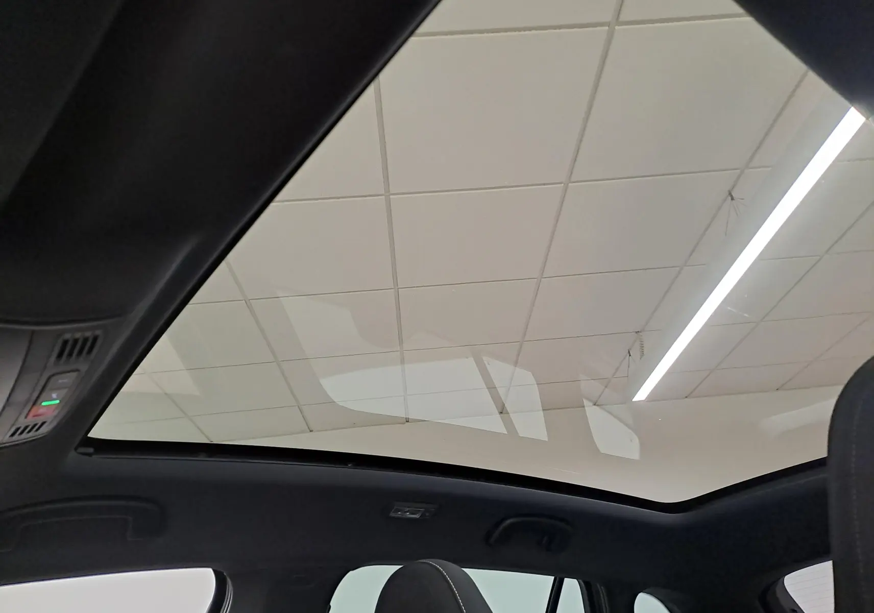 Toit panoramique en verre du Skoda Scala 2022 Monte-Carlo, vue intérieure montrant le ciel et les sièges noirs.