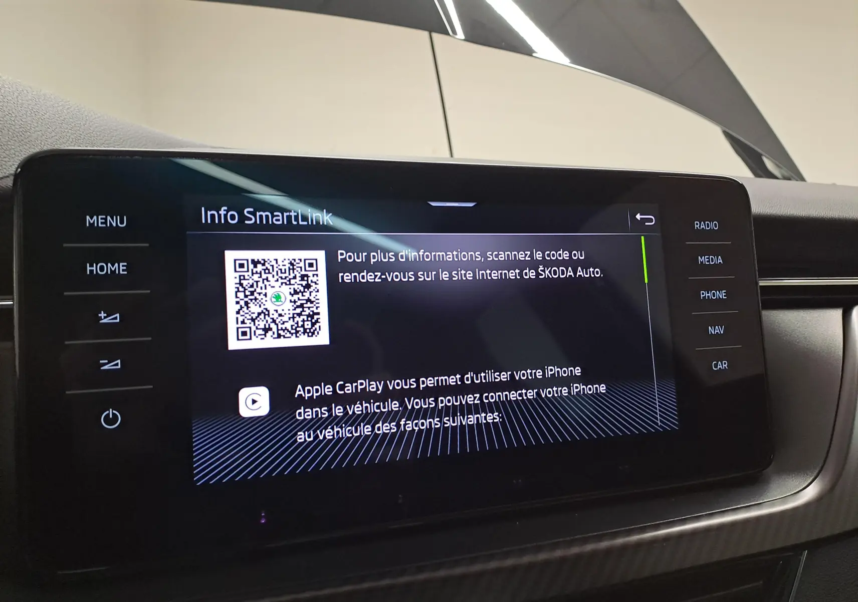 Écran tactile central du Skoda Scala 2022 affichant les options SmartLink et Apple CarPlay dans un intérieur noir.