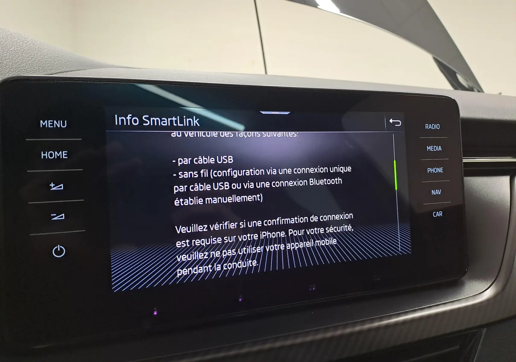 Écran tactile central du tableau de bord de la Skoda Scala 2022 affichant les options SmartLink et commandes latérales.