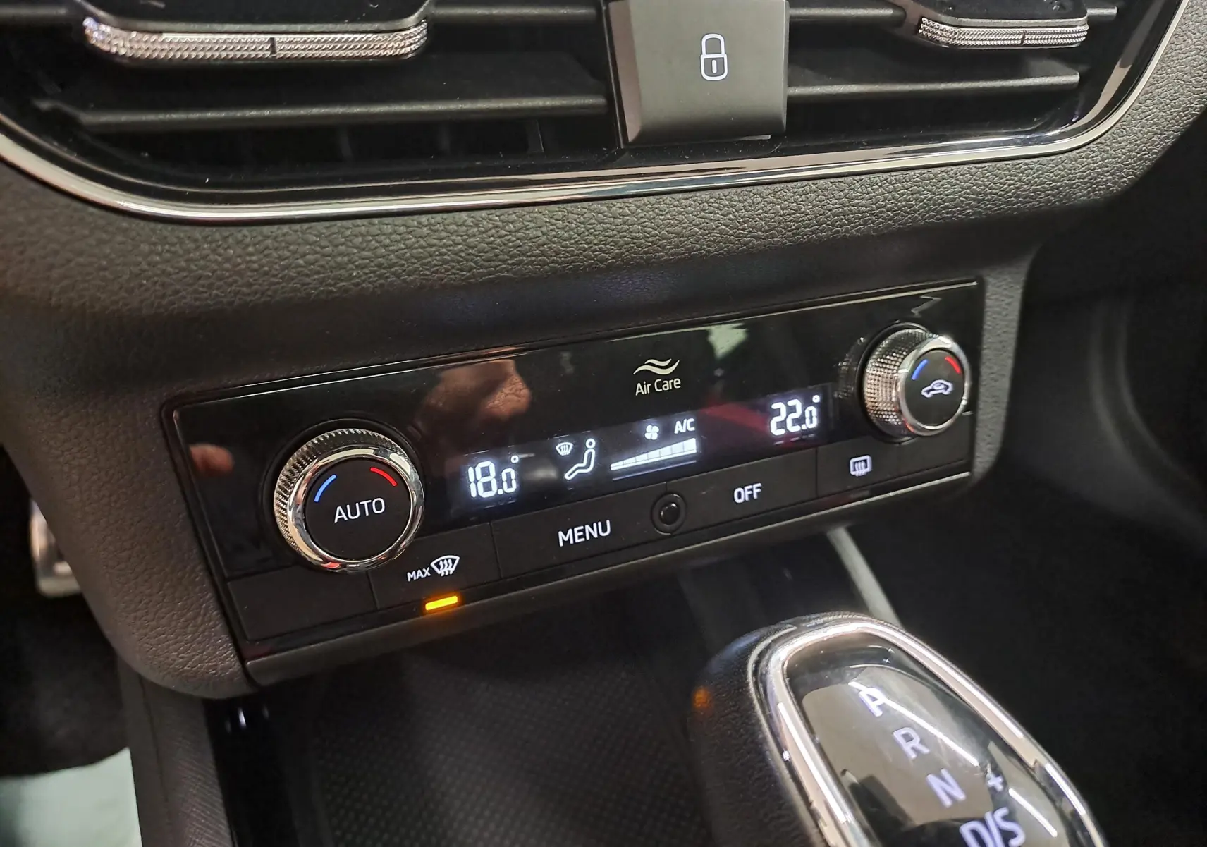 Gros plan sur la console centrale noire de la Skoda Scala 2022, avec climatisation digitale et levier de boîte automatique.