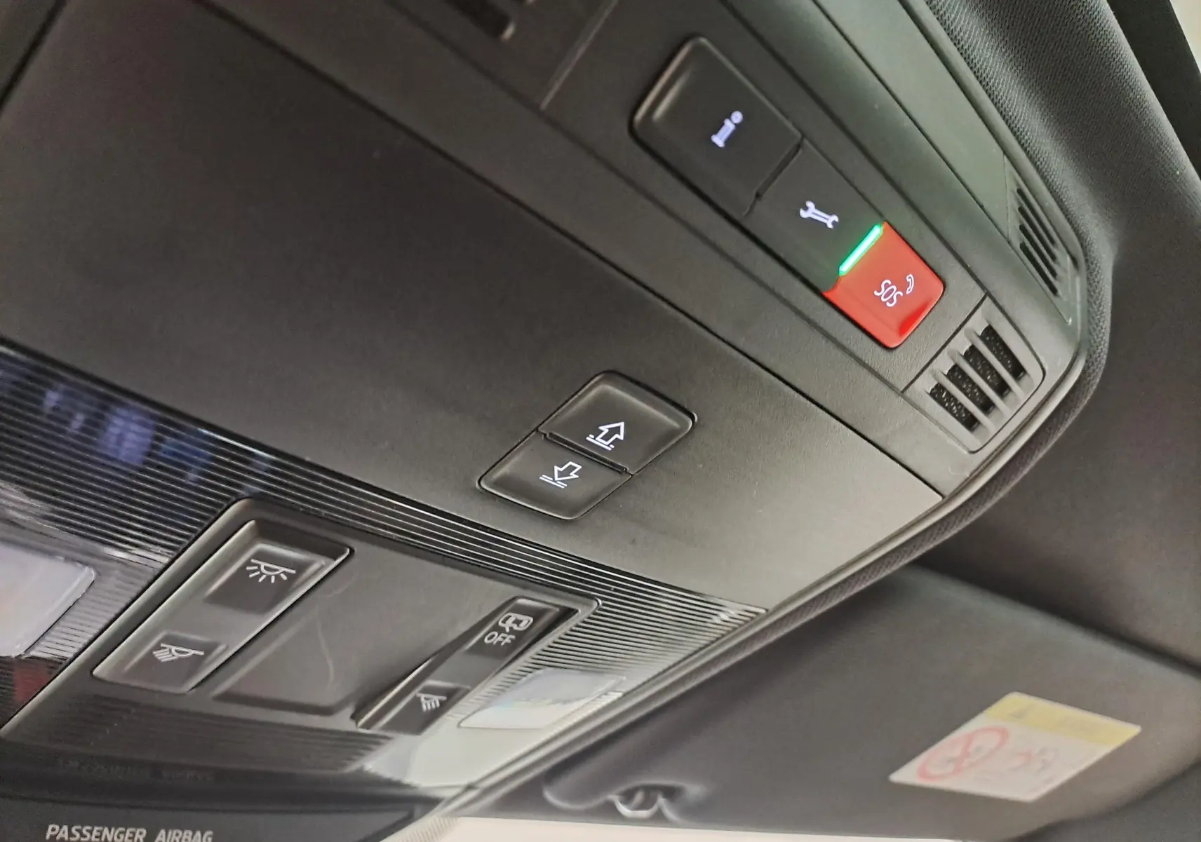 Plafonnier intérieur avec commandes d'éclairage et bouton SOS dans une Skoda Scala noire Magic nacré 2022