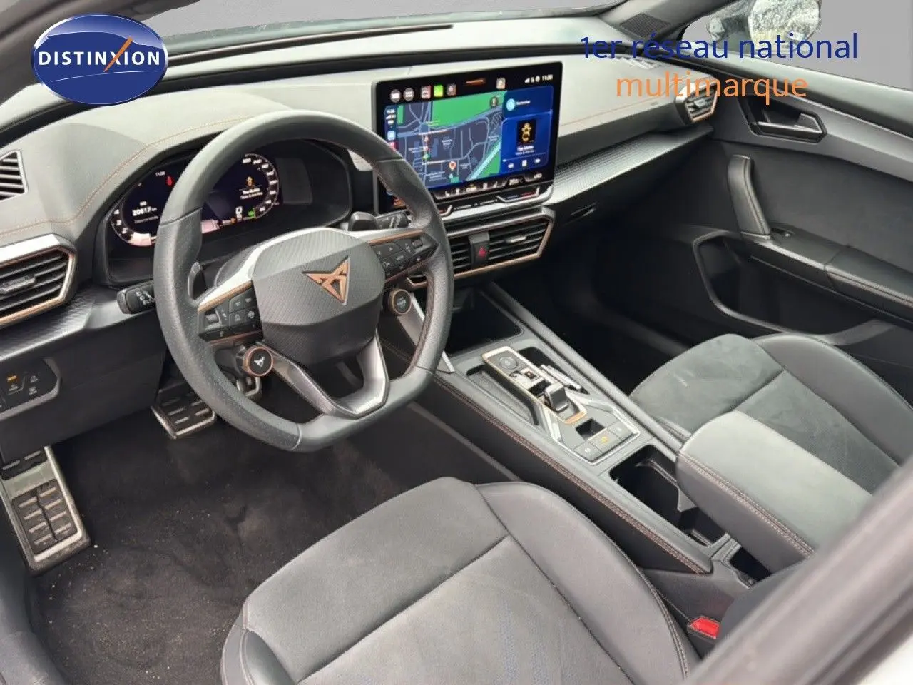 Vue intérieure côté conducteur de la CUPRA Formentor 2025 avec volant cuir, écran tactile et sièges alcantara noirs.