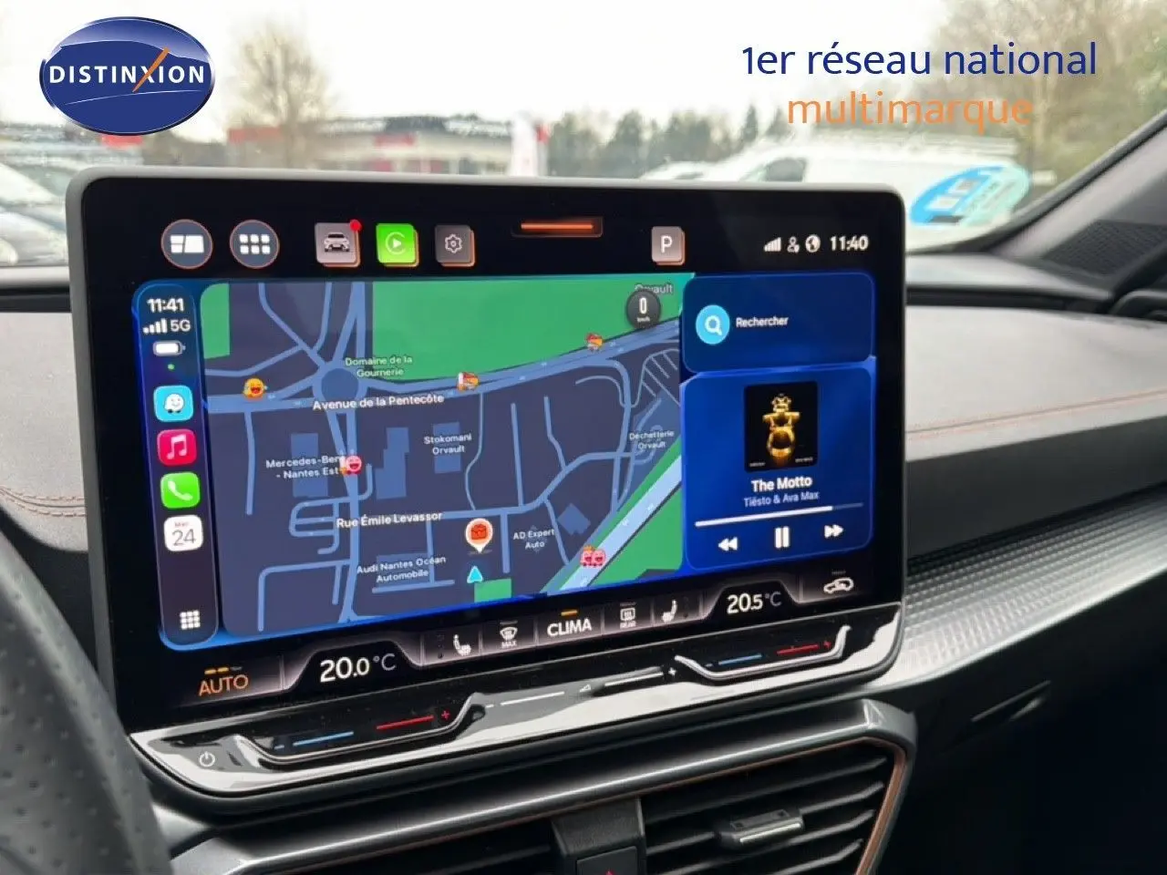 Vue intérieure centrée sur l'écran tactile du tableau de bord de la CUPRA Formentor blanc neige, affichant la navigation et la musique.