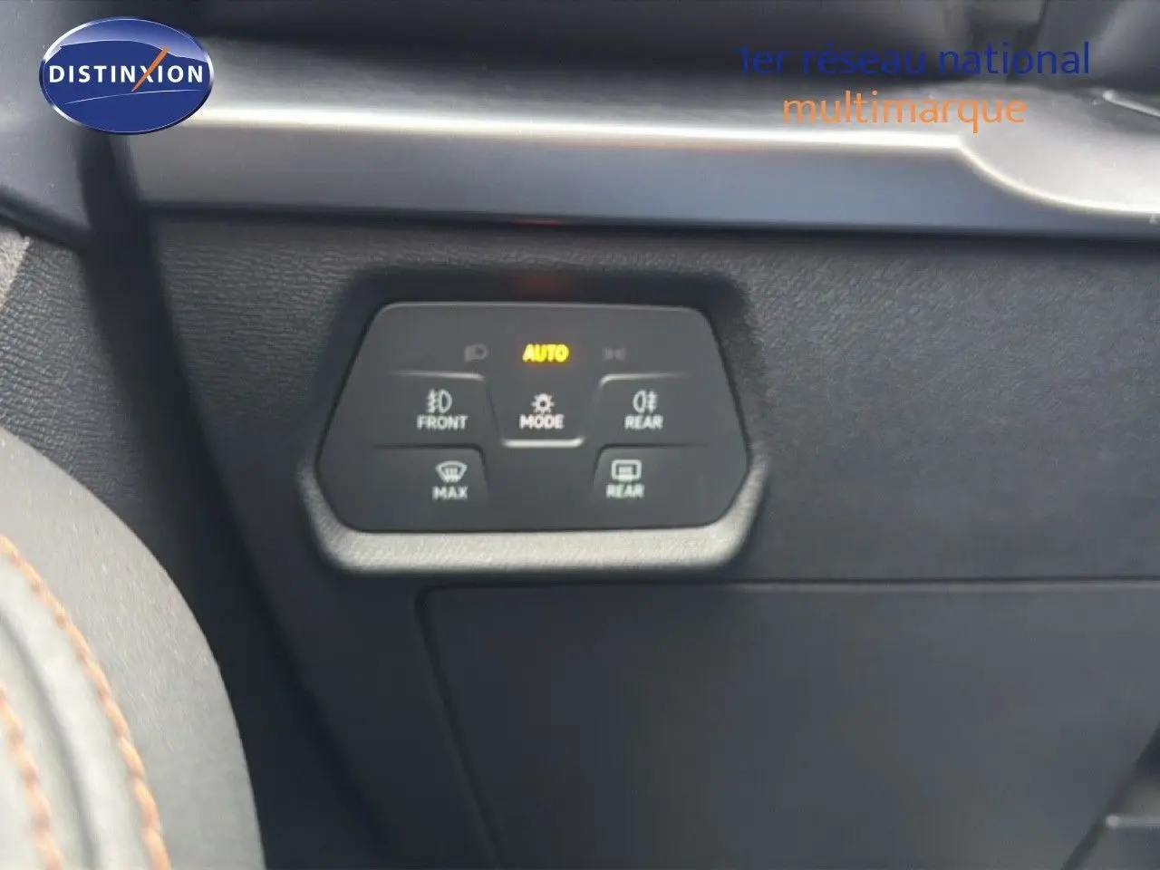 Détail du panneau de commandes d’éclairage avec mode automatique dans l’habitacle noir du CUPRA Formentor blanc neige métal 2025.