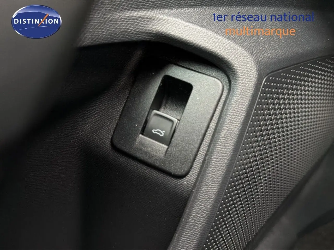 Gros plan sur le bouton d'ouverture de coffre dans l'habitacle noir d'une CUPRA Formentor 2025.