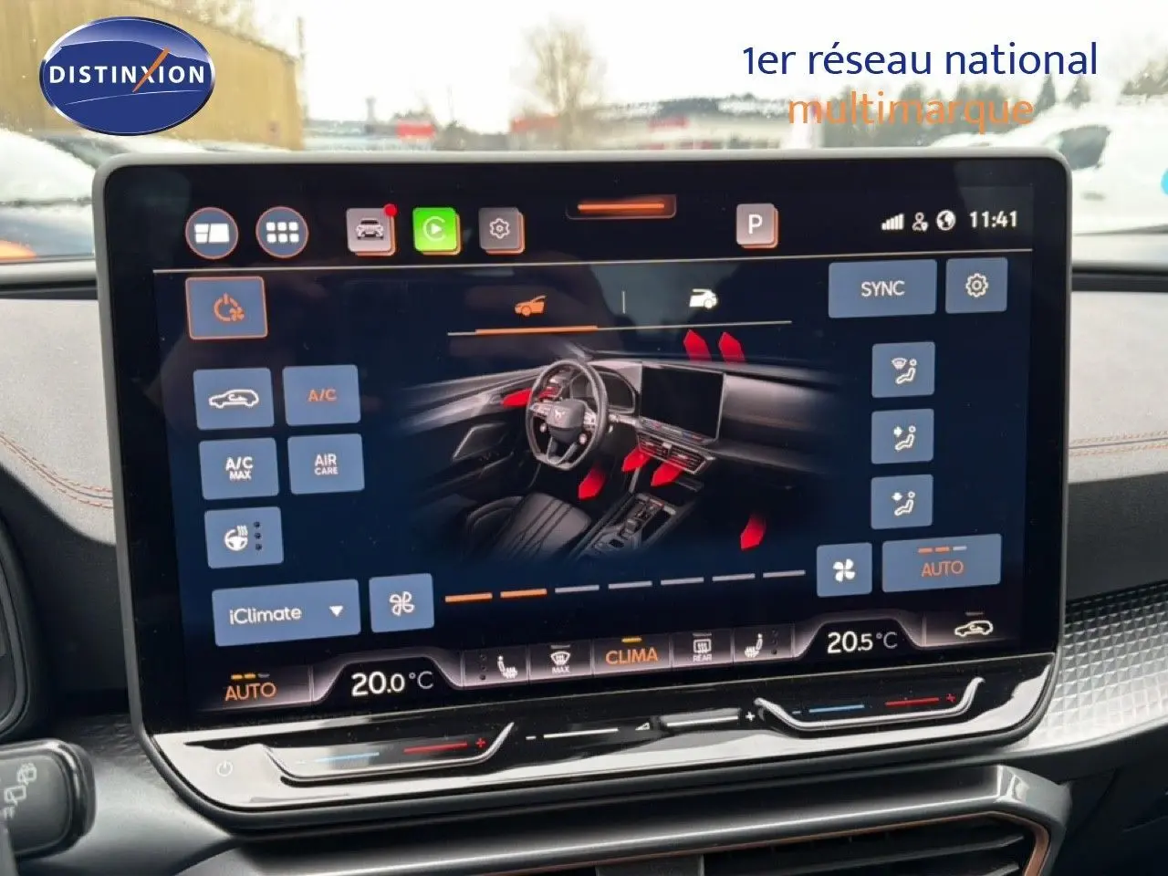 Écran tactile central affichant le réglage de la climatisation dans l’habitacle d’une CUPRA Formentor blanc neige métal.