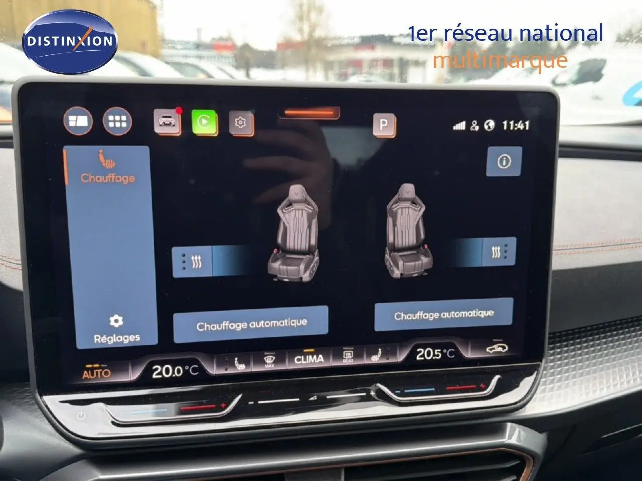 Écran tactile du système de climatisation avec réglage du chauffage des sièges dans une CUPRA Formentor blanc neige métal.