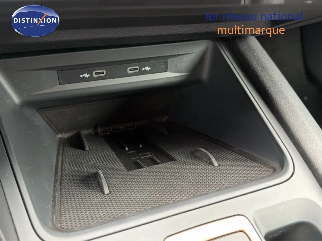 Gros plan sur la console centrale avec deux ports USB-C et un espace de rangement noir dans une CUPRA Formentor blanc neige métal.