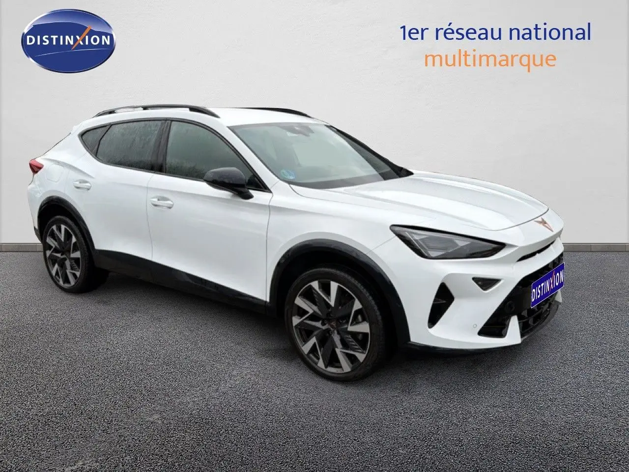 Vue 3/4 avant d’un CUPRA Formentor blanc neige métallisé avec jantes bi-ton et détails noirs contrastants.