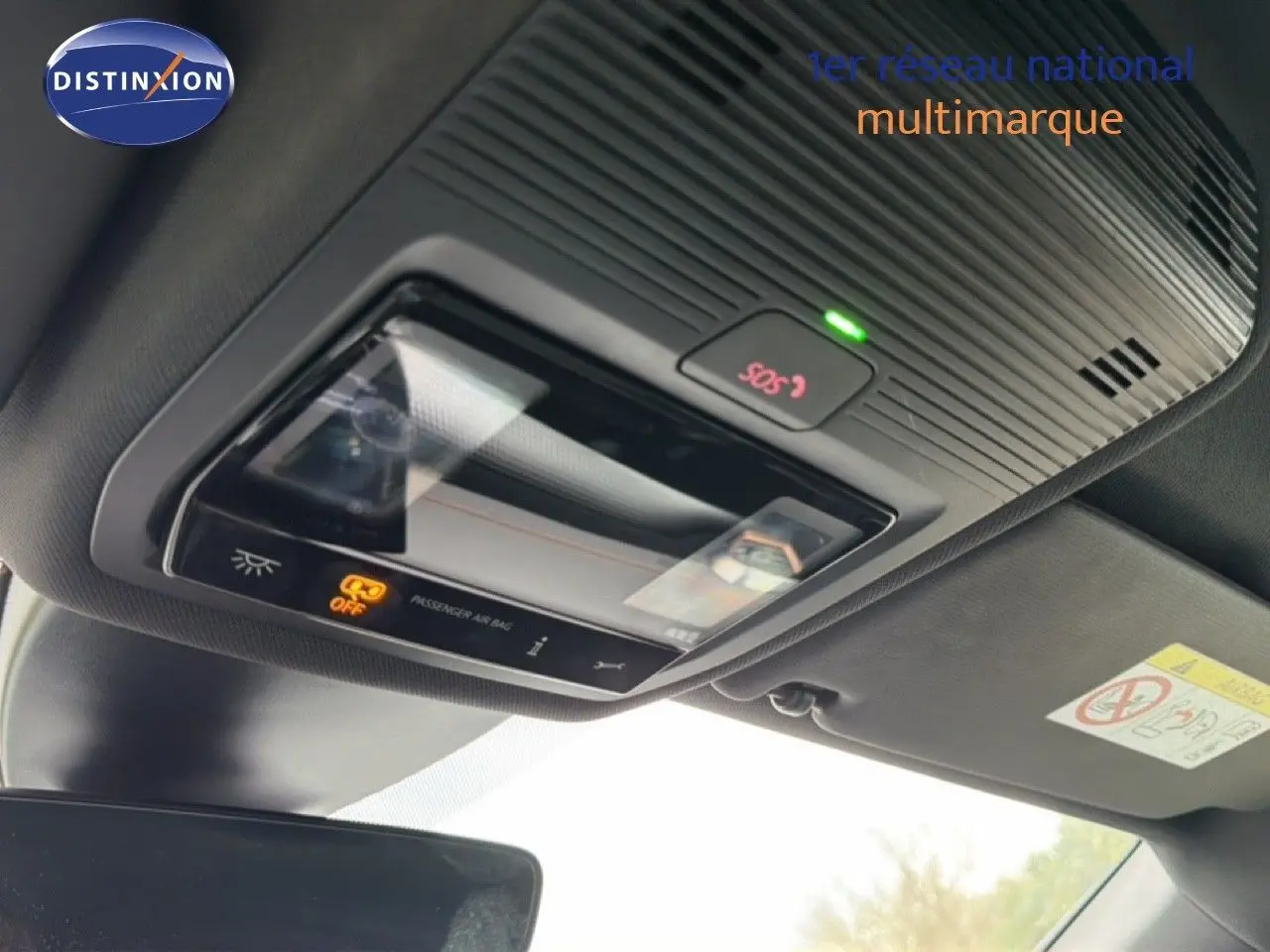 Vue intérieure en gros plan du plafonnier avec bouton SOS et indicateur d'airbag passager sur CUPRA Formentor blanc neige métal.