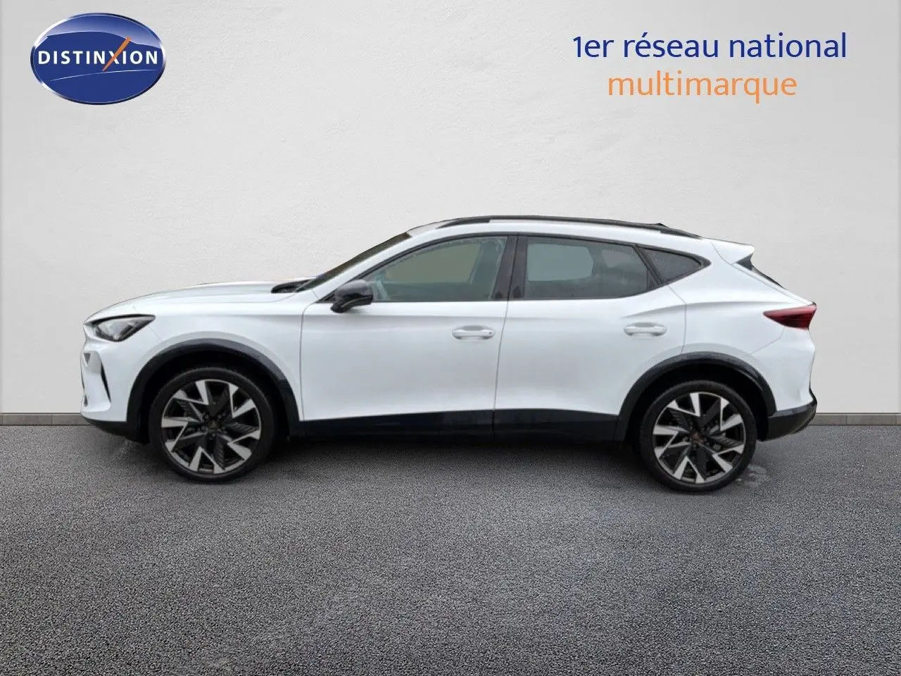 Vue latérale droite d'un CUPRA Formentor blanc neige métal avec jantes alliage bicolores et toit noir.