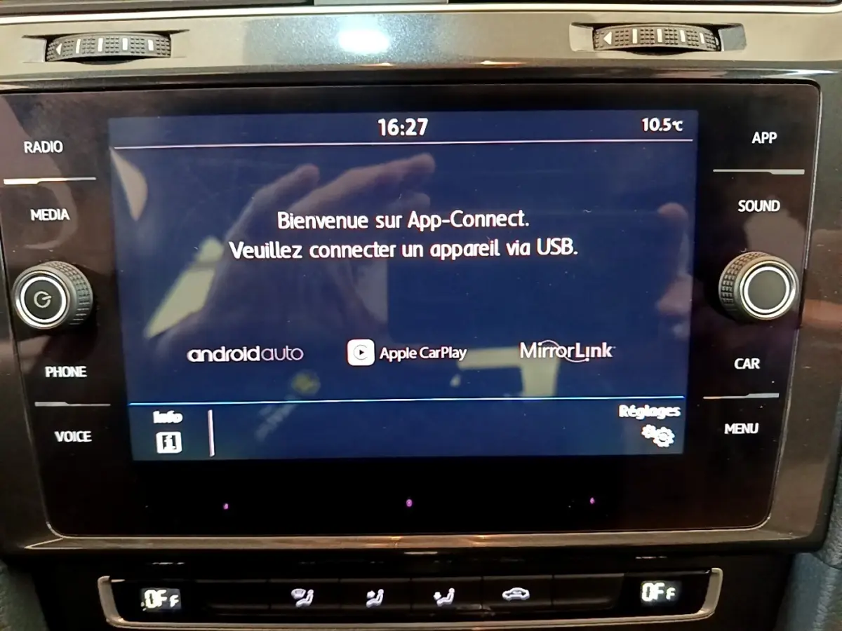 Écran tactile central de la Volkswagen Golf noire 2019 affichant le menu App-Connect avec options Android Auto et Apple CarPlay.