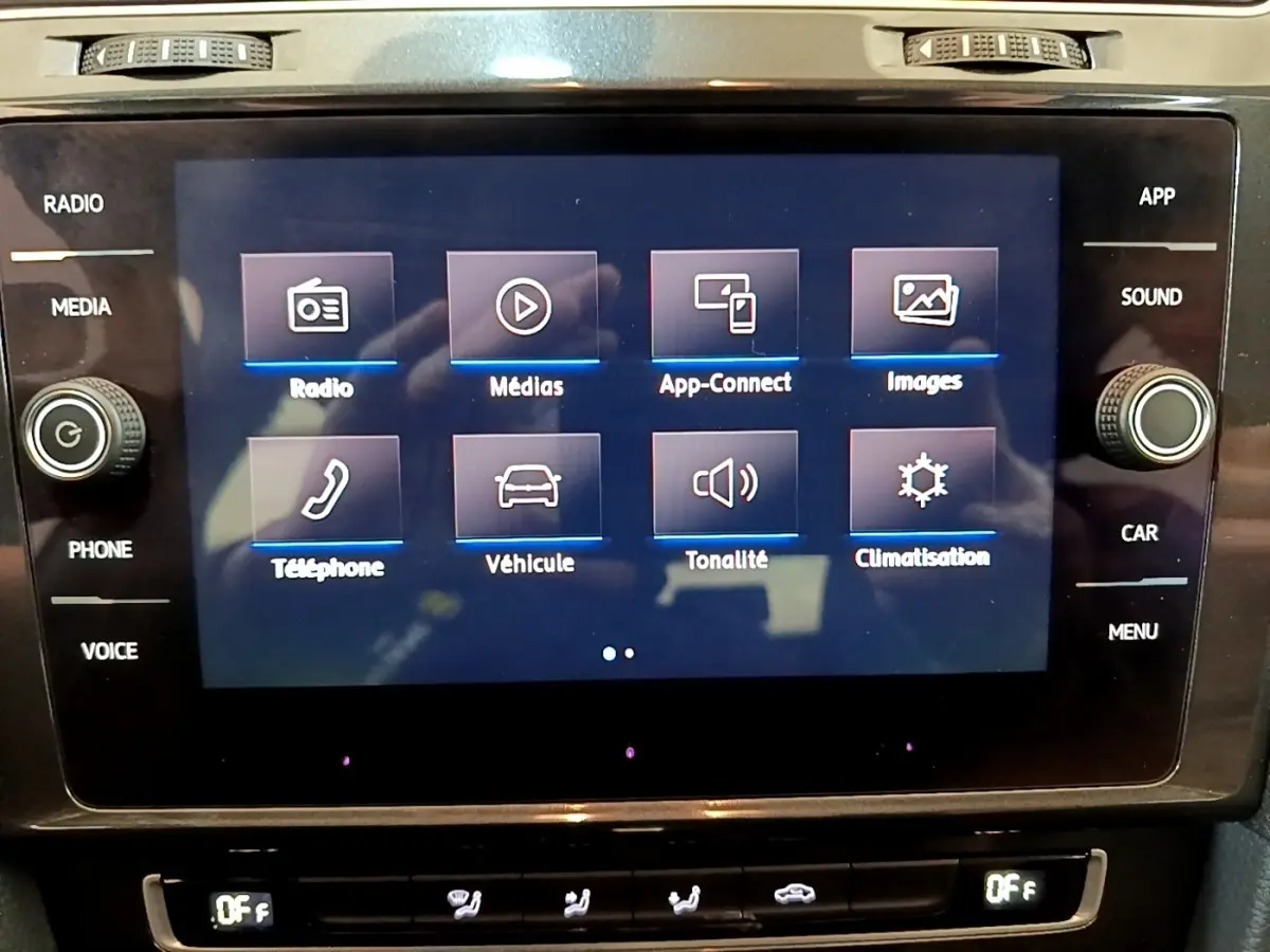 Écran tactile central de la Volkswagen Golf noire 2019 affichant les options radio, médias, téléphone et climatisation.
