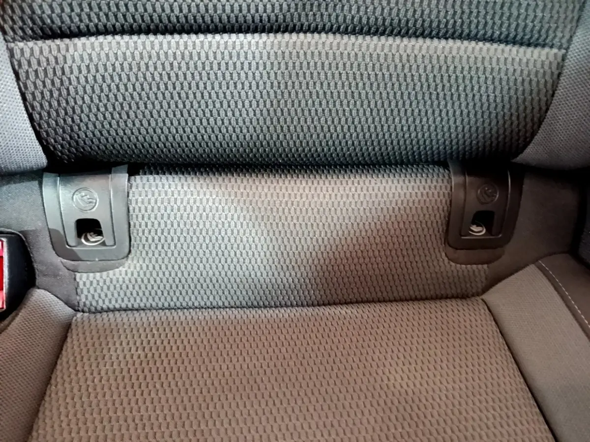 Gros plan sur la banquette arrière grise de la Volkswagen Golf 1.0 TSI 115 DSG7 Connect, montrant les fixations Isofix.