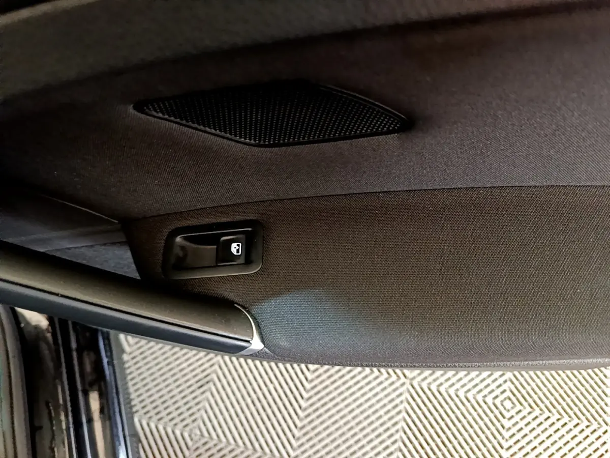 Détail du plafond intérieur noir de la Volkswagen Golf 2019 avec commande d'ouverture de toit ouvrant.