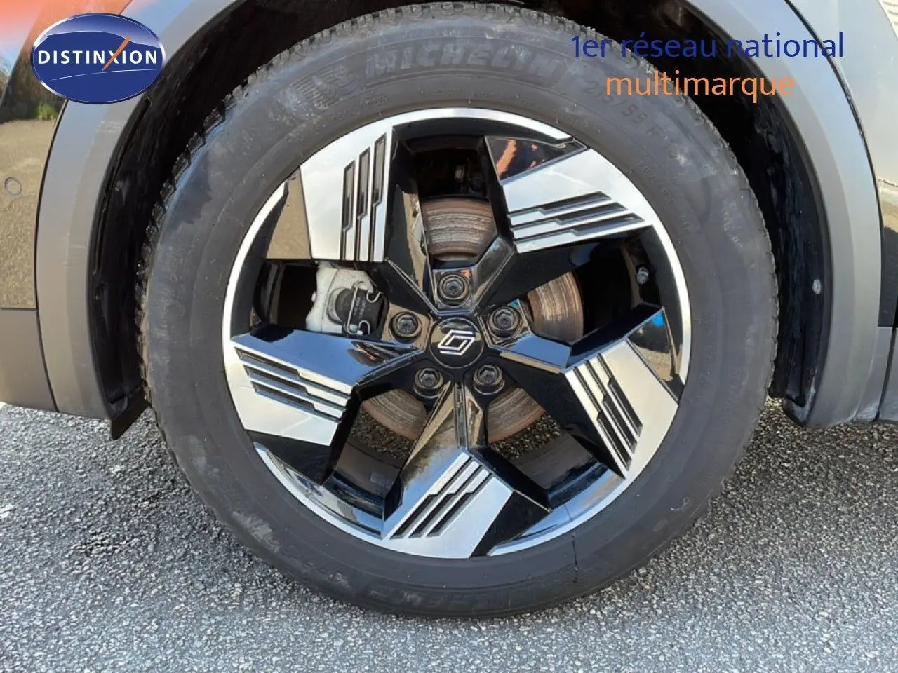 Gros plan sur la roue avant droite du Renault Symbioz noir étoile métal avec jante noire et argentée au design géométrique.